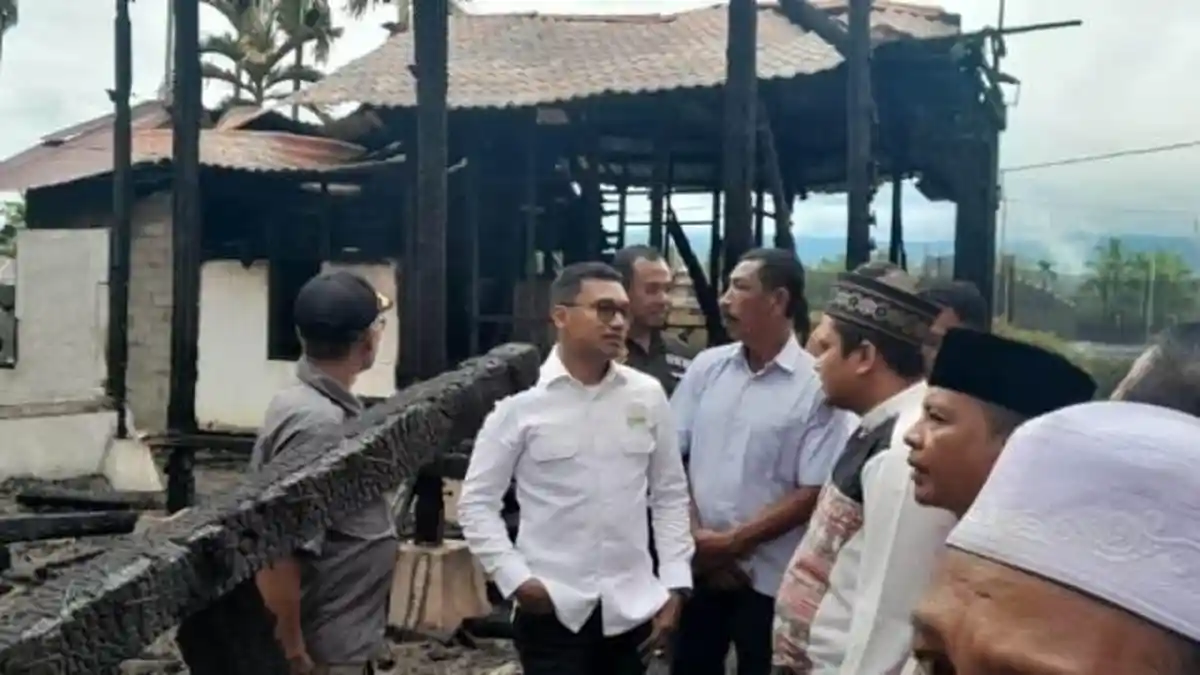 Wakil Ketua DPRA Safaruddin Bantu Korban Kebakaran di Manggeng dan Susoh Abdya, BMA Serahkan Uang