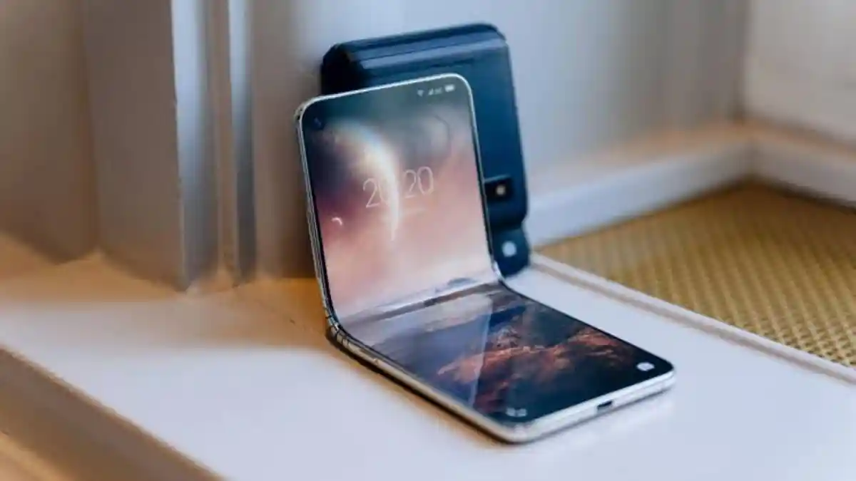 Xiaomi Dikabarkan Merilis Ponsel Lipat Kotak Persegi Mirip Motorola Razr