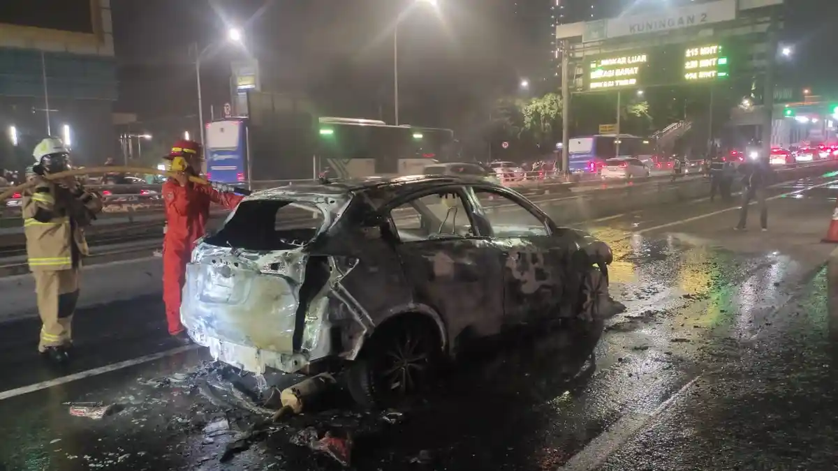 Diduga Korsleting, Mobil Minibus Terbakar di Ruas Tol dalam Kota