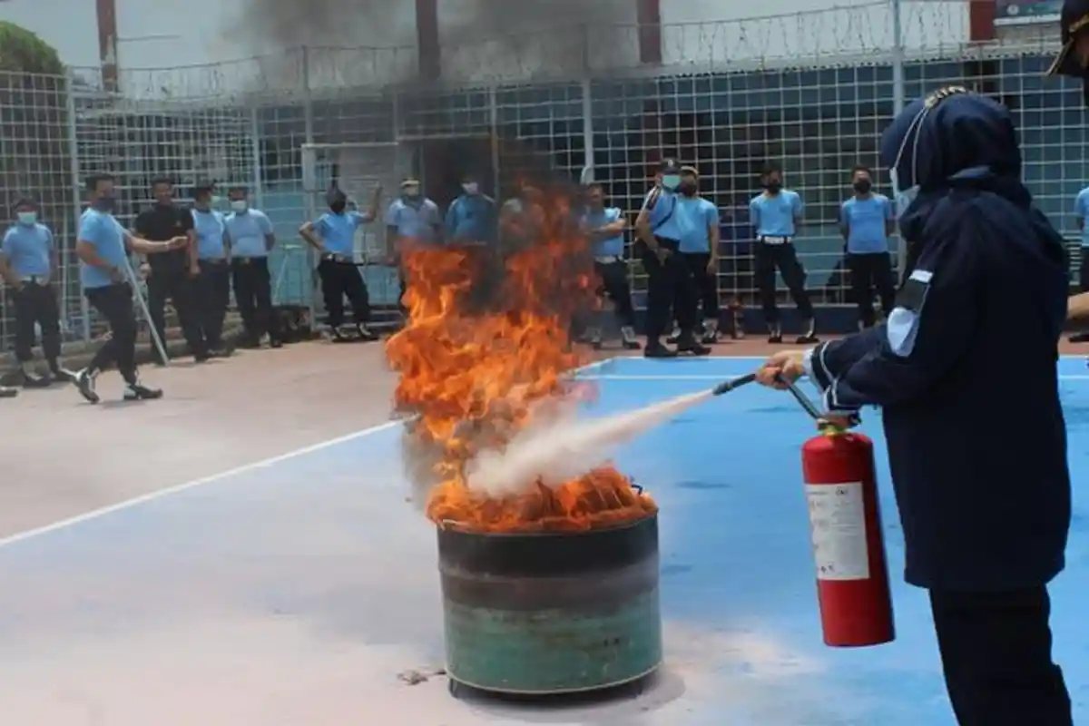 Buntut Kebakaran Lapas Tangerang, Petugas Lapas Indramayu Dilatih Menaklukkan Api Kebakaran