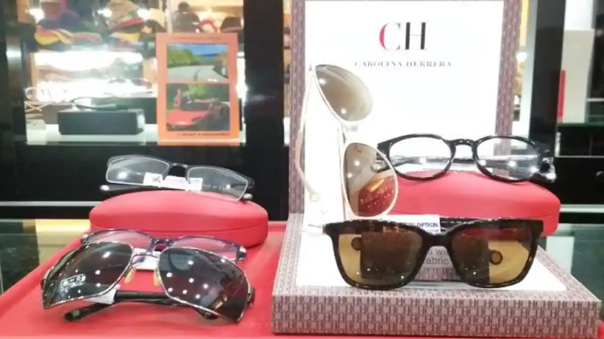 Kacamata Impor Caroline Herrera Hadir di Juwis Optical Mega Mall. Bahannya Ringan dan Unisex