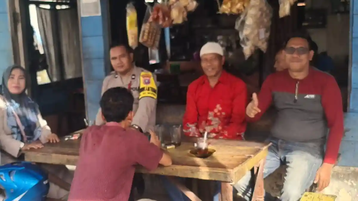 Kapolsek Teluk Nibung Laksanakan Jumat Curhat di Kedai Kopi Sidik Sampaikan Pesan Kamtibmas