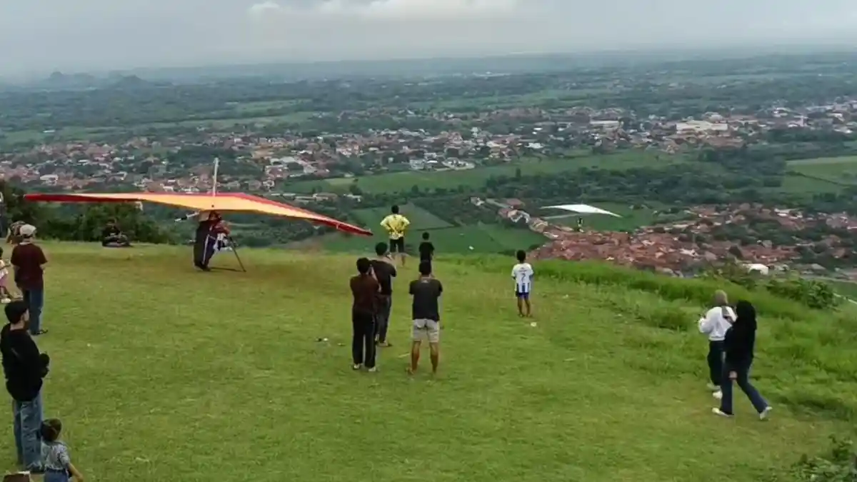 Paralayang dan Gantole, Pesona Wisata Langit di Gunung Panten Majalengka