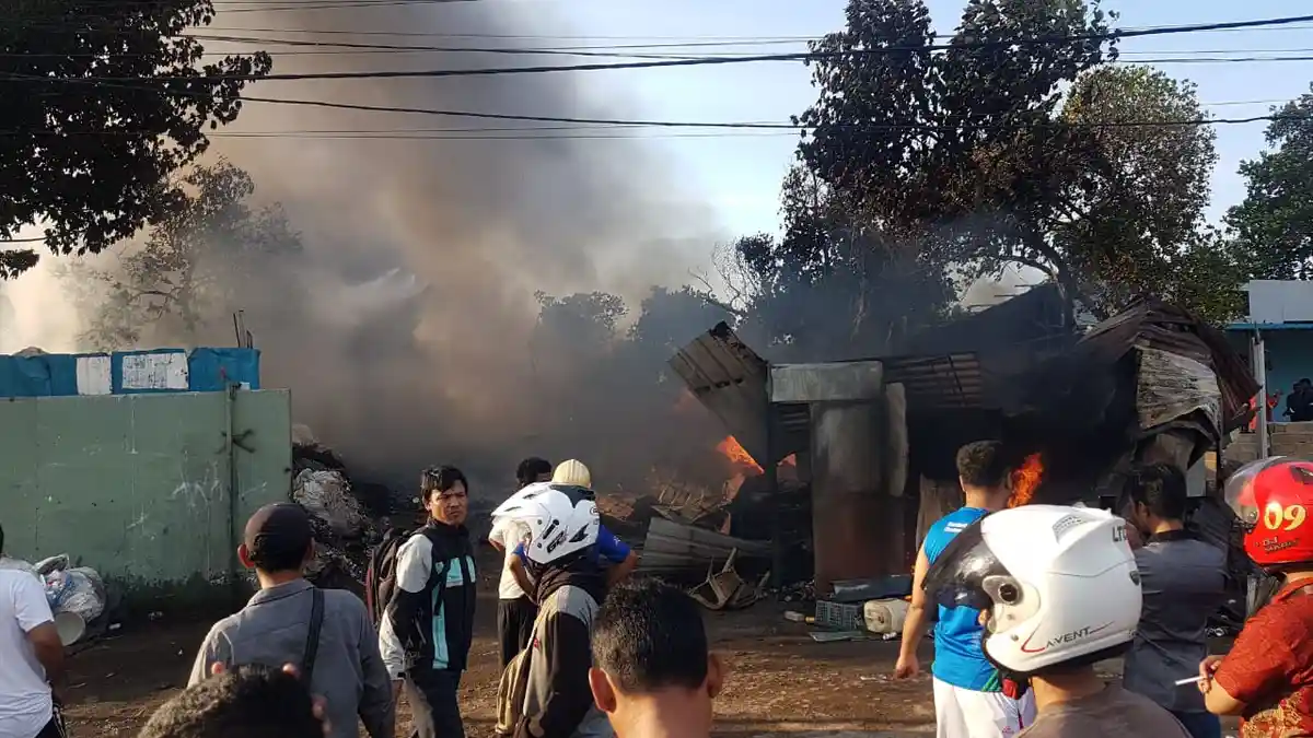 BREAKINGNEWS - Gudang Besi Tua di Punggur Batam Terbakar, Terdengar Suara Ledakan
