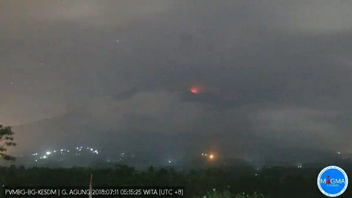 Gunung Agung Kembali Erupsi Dini Hari Tadi, Sinar Api Teramati di Atas Puncak