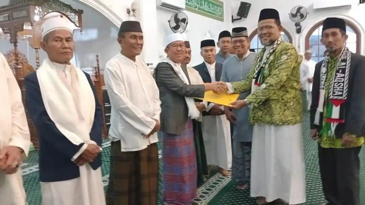 Prof. Dr. KH Zayadi Hamzah Kembali Pimpin DKM Masjid Hakim Ma'arif
