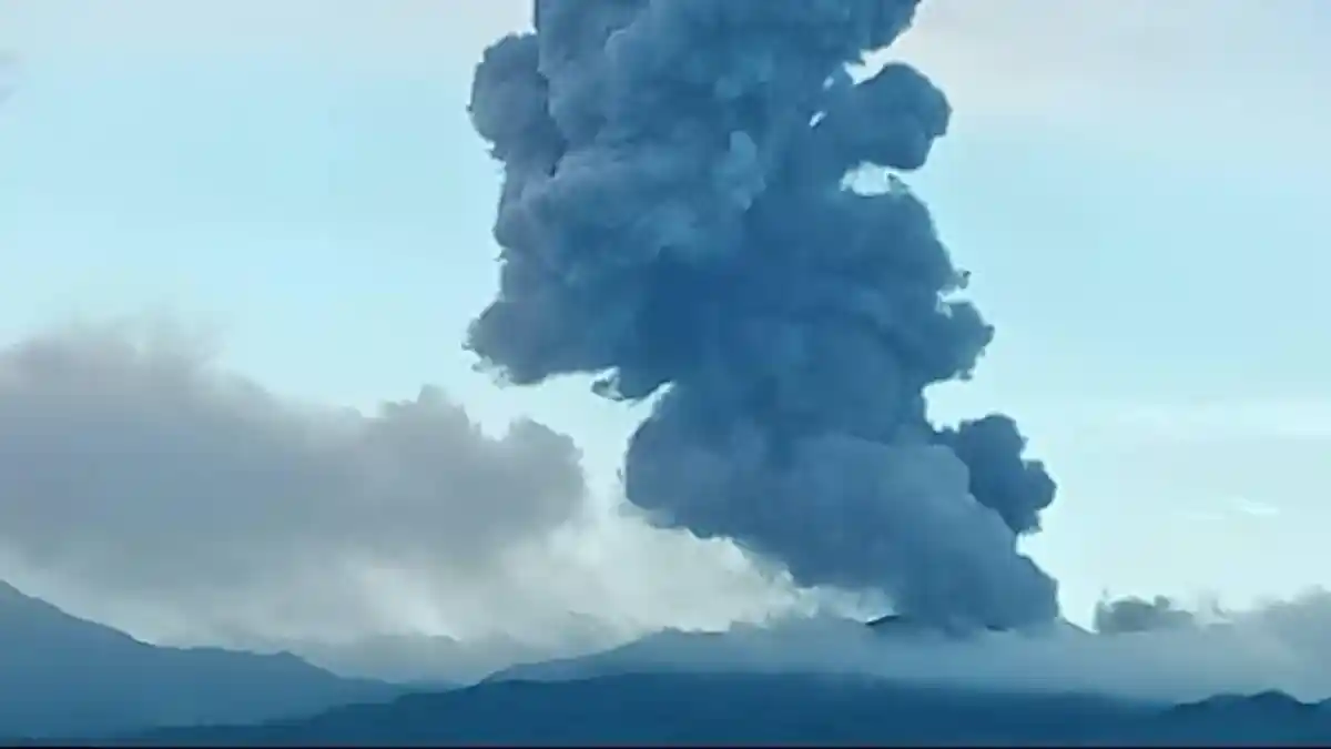 Gunung Dukono di Maluku Utara Erupsi dan Semburkan Abu Vulkanik