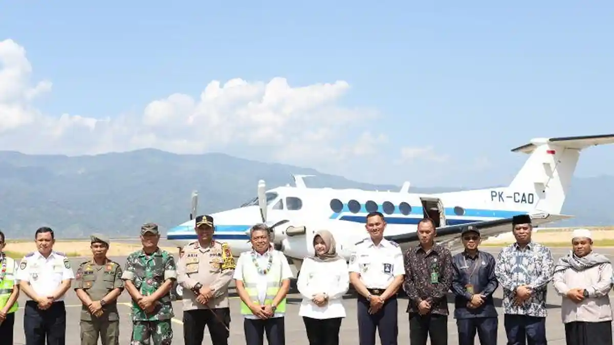 Wabup Madina Melihat Landing Perdana Pesawat di Bandara Jenderal Besar Abdul Haris Nasution