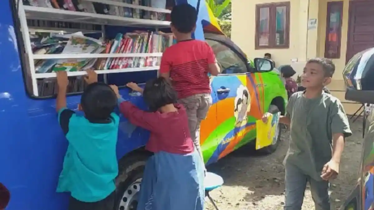 Puluhan Anak-anak Gampong Paseh Juli Serbu Mobil Pustaka Keliling