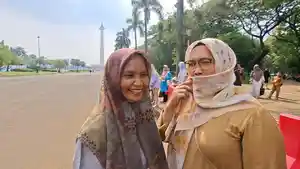 LIBUR-PANJANG-Nur-Cahya-dan-Suhupi-tertawa-bahagia-bisa-melihat-langsung-Monas.jpg