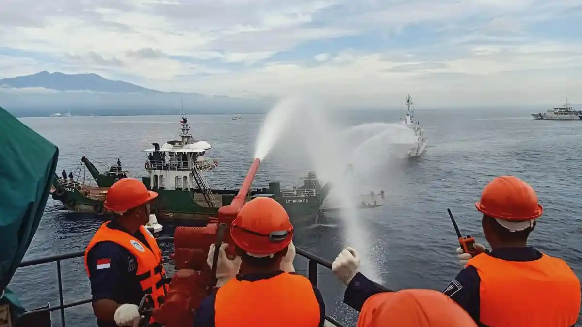 Kebakaran Kapal LCT di Perairan Davao: Tiga Kapal Coast Guard Indonesia Beraksi