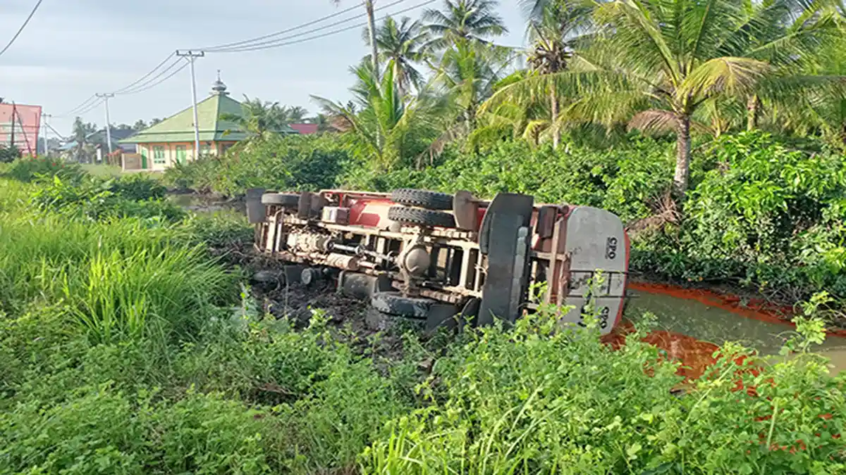 BREAKING NEWS - Truk Tangki Pengangkut CPO Tujuan PT EUP Terbalik di Parit