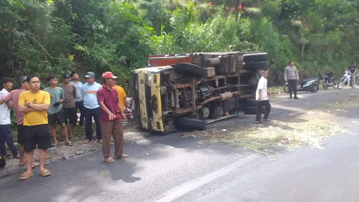 Hilang Kendali, Truk Pengangkut Basreng dari Bandung Terguling di Jalan Kepahiang-Curup