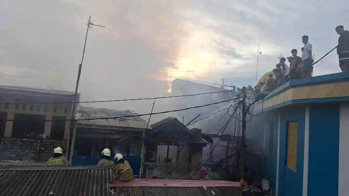 Diduga Kabel SUTET Jatuh ke Pemukiman, 95 Warga Terdampak Kebakaran di Palmerah
