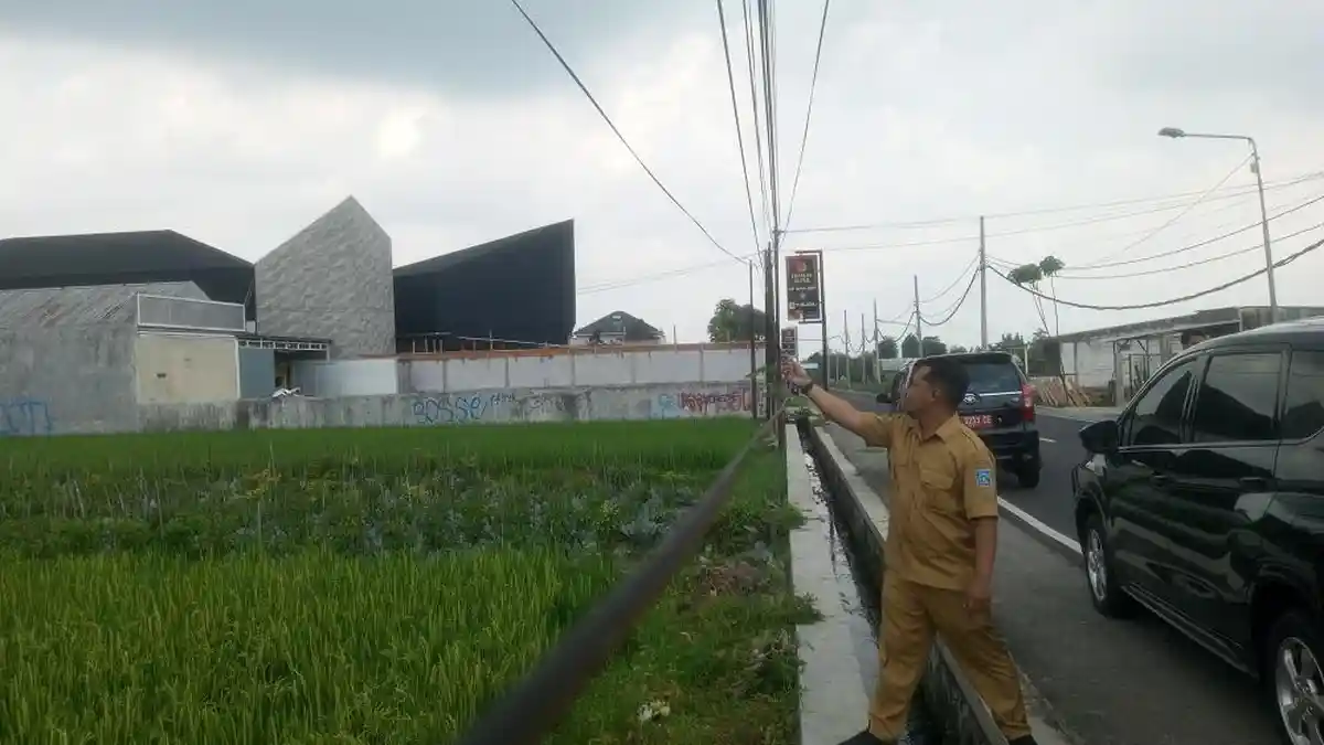 Kabel-kabel Telekomunikasi Berantakan di Sleman Kian Membahayakan