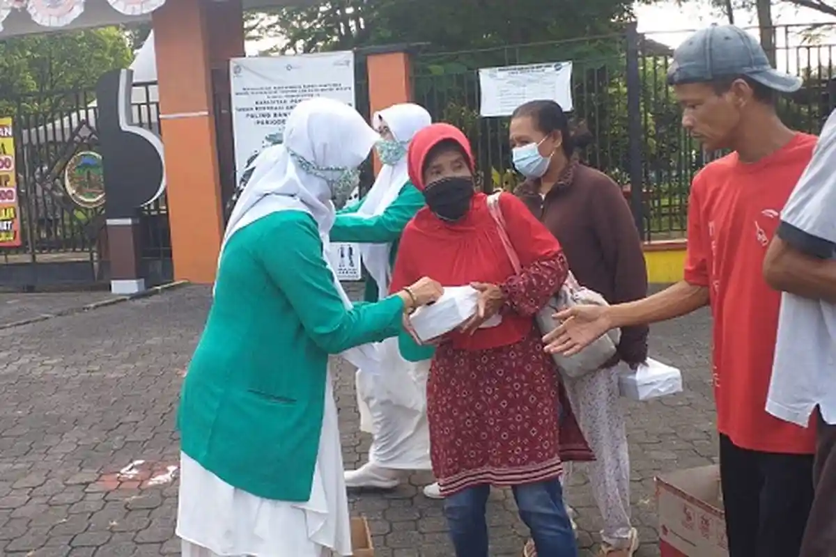 Peringati Harlah Ke-71, Fatayat NU Banyumas Bagi-bagi Sembako di Taman Andhang