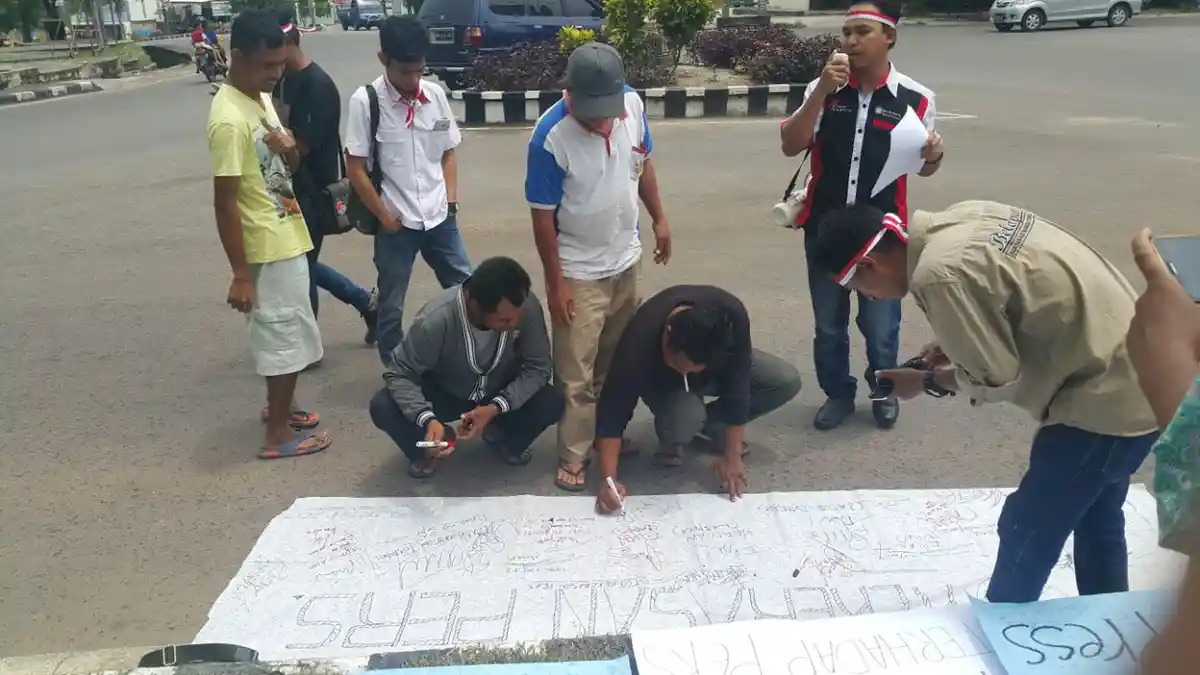 Dukung Polisi Tuntaskan Kasus Pemukulan Wartawan, Jurnalis Bateng Gelar Aksi Solidaritas - demo-wartawan_20170928_131306.jpg