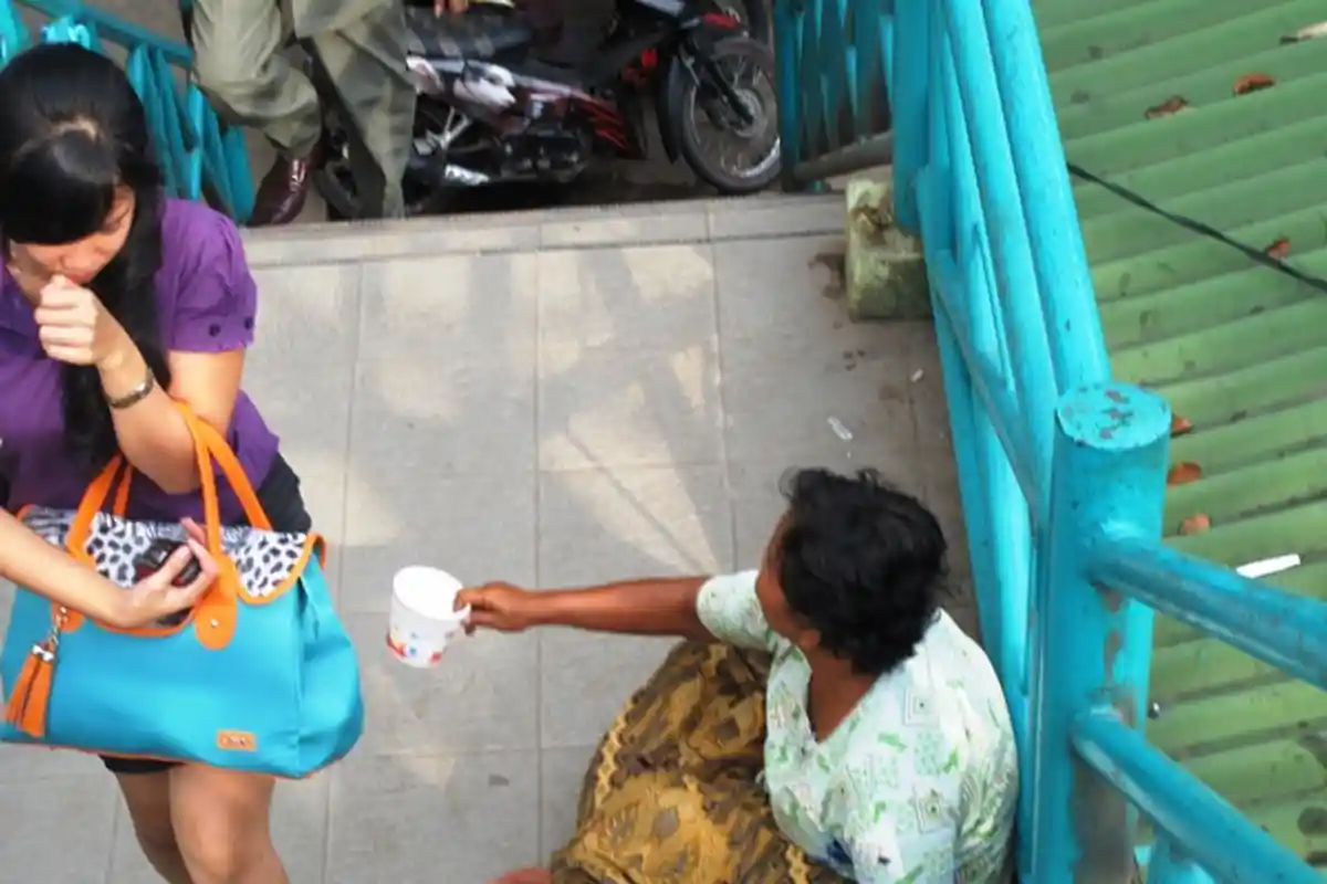 Pria Ini Berikan Uang Pada Pengemis, Jawaban Pengemis Itu Mengejutkannya