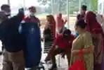 Antre Membeli Minyak Goreng Curah di Mal Bale Kota Tangerang