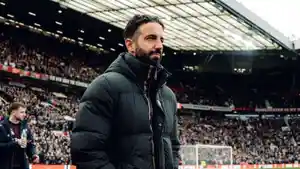 Pelatih-Manchester-United-Ruben-Amorim-berjalan-memasuki-Old-Trafford-Stadium.jpg