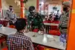 Aparat Gabungan Kampanye Protokol Kesehatan Bagikan Masker