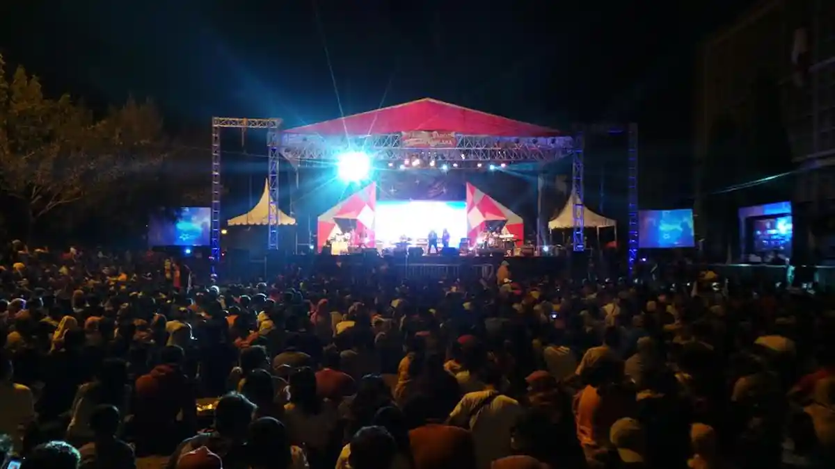 Foto Kemeriahan Menyambut Tahun Baru 2016 di Kota Semarang - titik-nol-kilometer-kawasan-kota-lama_20151231_221420.jpg