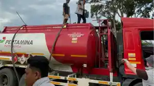 Bukannya-Disalurkan-ke-SPBU-Mobil-Tangki-BBM-Subsidi-Malah-Kecing-di-Gudang-Ilegal-di-Musi-Rawas.jpg