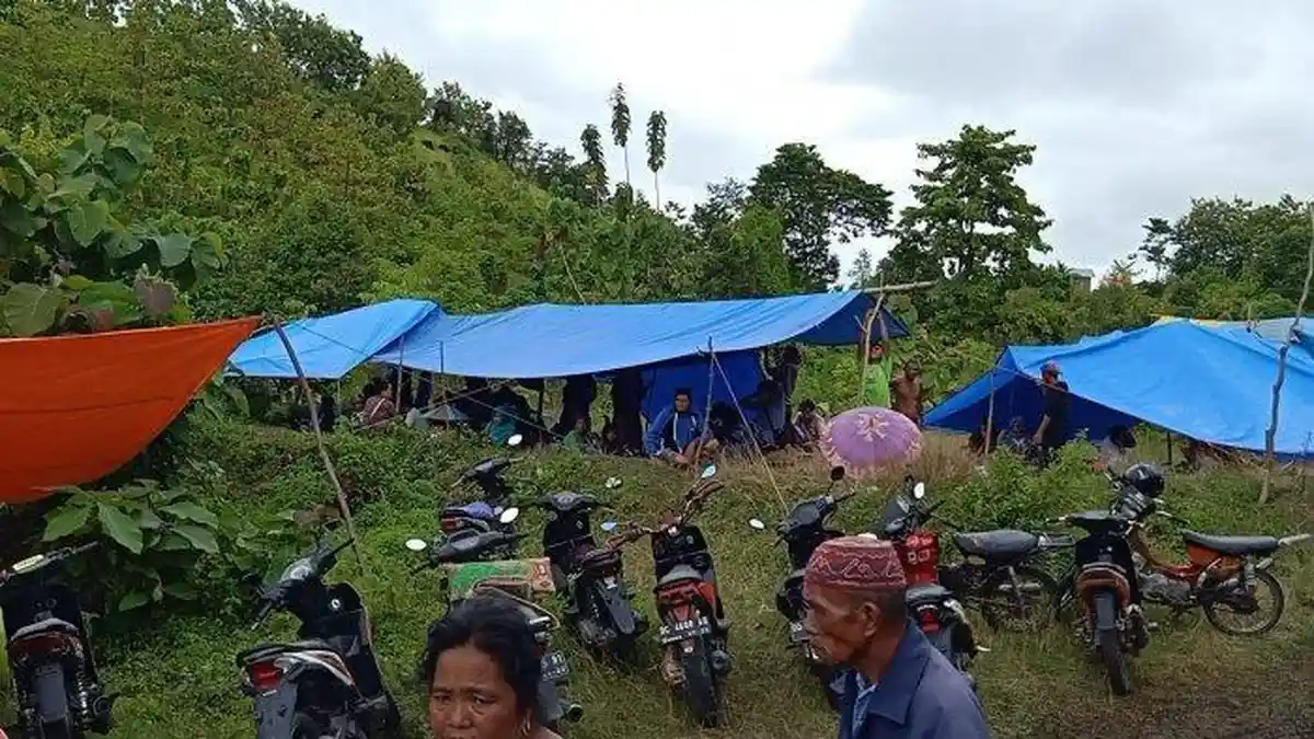Khawatir Gempa Susulan, Warga Bikin Tenda Pengungsian di Bukit, Butuh Pasokan Makanan