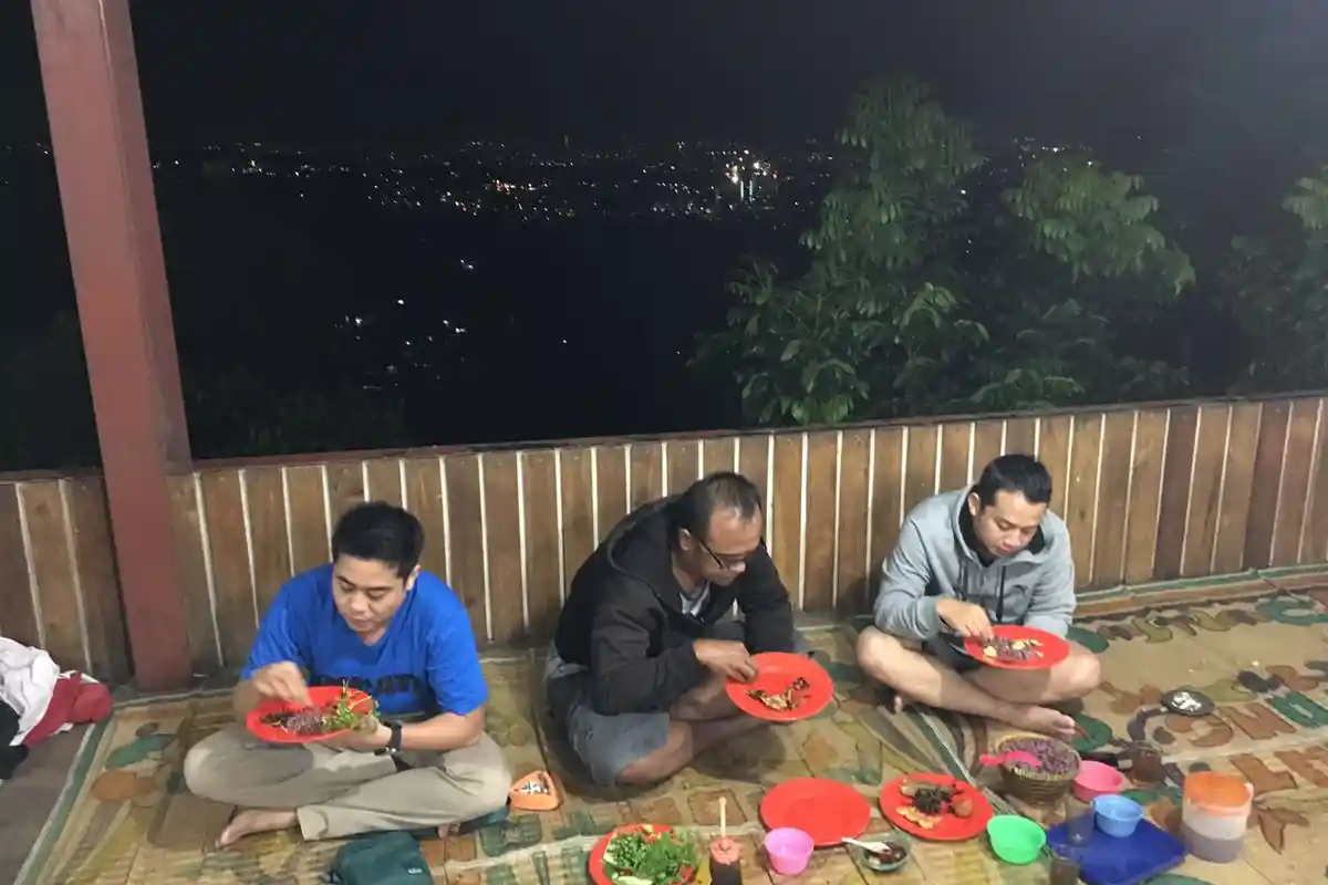 Punclut, Makan di Ketinggian Ditemani Jutaan Cahaya