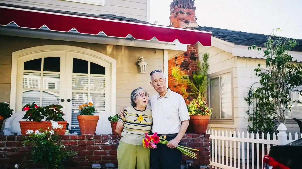 3 Puisi Tentang Kenangan Bersama Kakek dan Nenek: Kasih Sayang Tiada Dua
