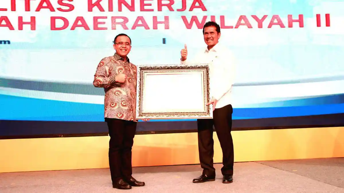 Asman Abnur Serahkan Hasil Evaluasi SAKIP Wilayah II ke Pemkot Denpasar