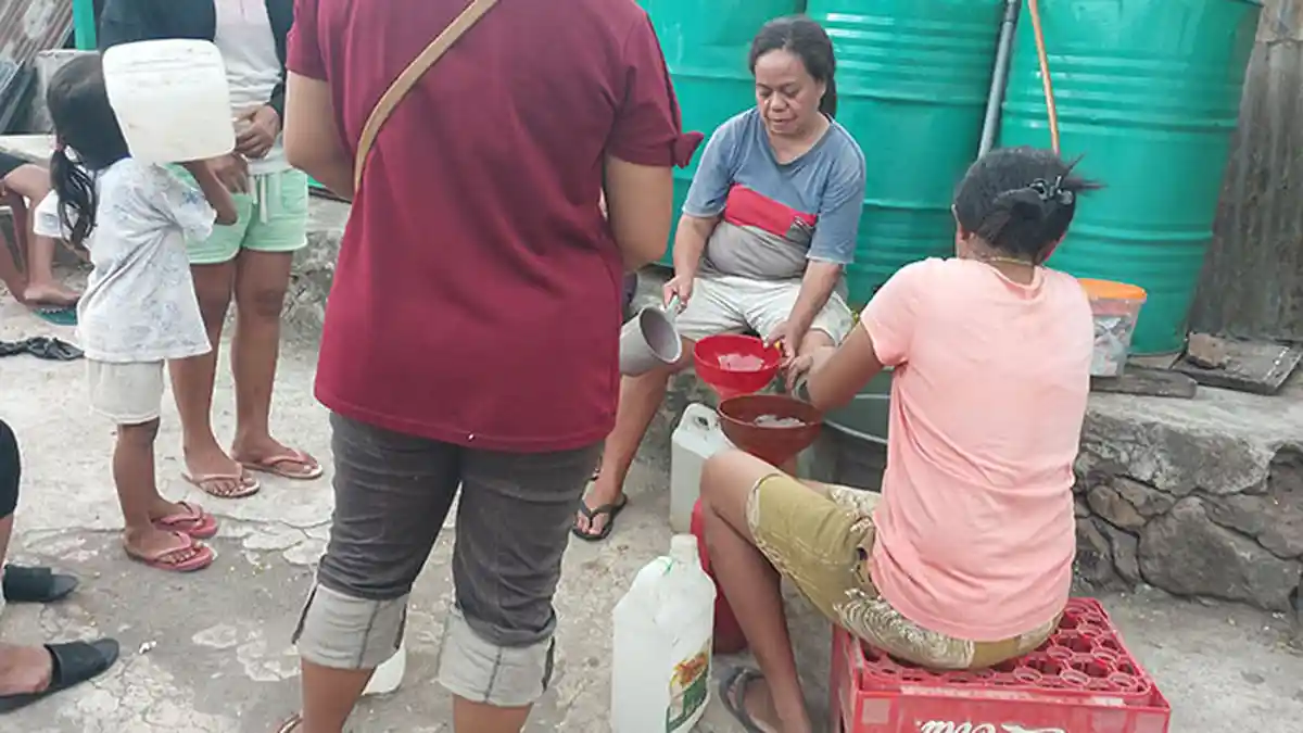 Warga Flores Timur Antri Berjam-Jam Dapatkan Minyak Tanah
