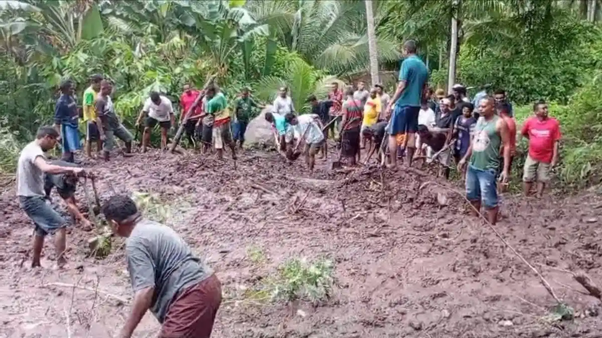 Longsor Tutup Ruas di Desa Hokor Sikka NTT, Begini Reaksi Warga  