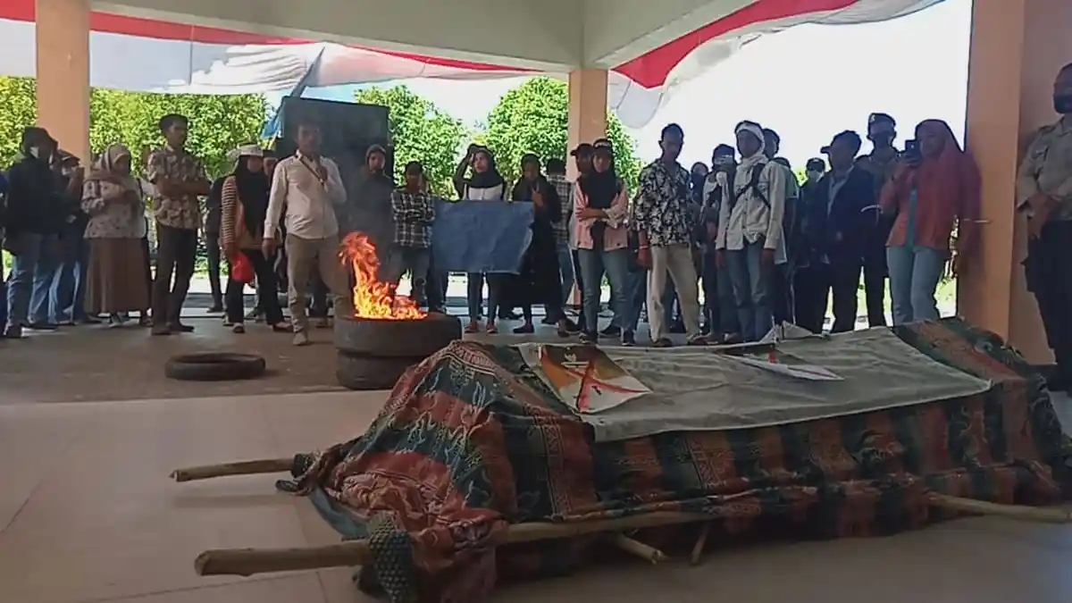 Demo Tagih Janji Bupati Buru Berakhir Ricuh, Kaca Gedung DPRD Pecah Dilempar Batu 
