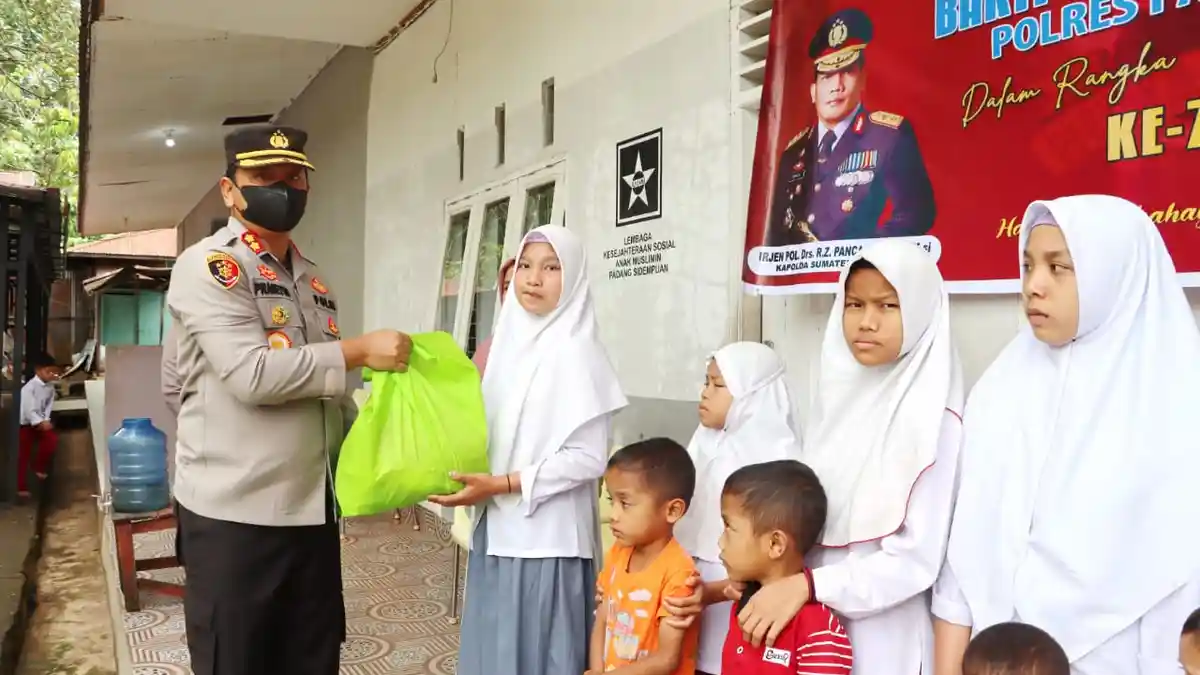 Hut Humas ke-71, Kapolres Padangsidimpuan Bantu Anak Panti Asuhan Al-Manar