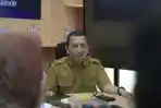 Kepala-Dinas-KominfoSS-Sulbar-memimpin-rapat-internal.jpg