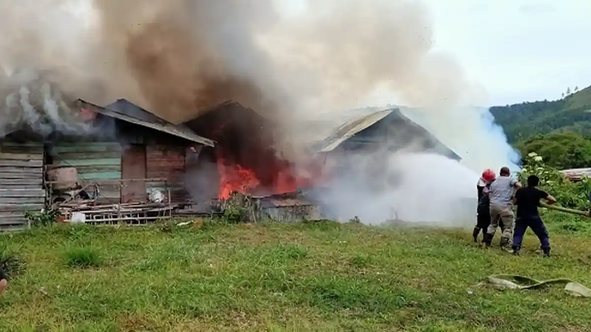 Empat Unit Rumah Warga di Kampung Kebet, Kecamatan Bebesen, Aceh Tengah Terbakar
