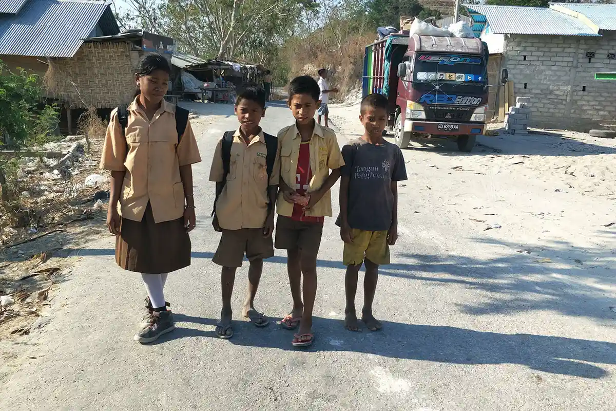 Demi Menuntut Ilmu, Siswa SD Dusun Merdeka Sumba Timur Jalan Kaki 8 KM, Ini Kisahnya