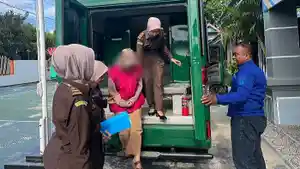 Eks-Pegawai-Bank-Tersangka-Kasus-Dugaan-Korupsi-Uang-Nasabah-Rp360-Juta-Resmi-Ditahan-Kejari-Baubau.jpg