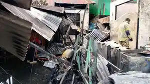 KEBAKARAN-HEBAT-Enam-petak-rumah-kos-d.jpg