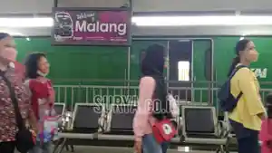 Warga-turun-dari-gerbong-kereta-api-di-Stasiun-Malang.jpg