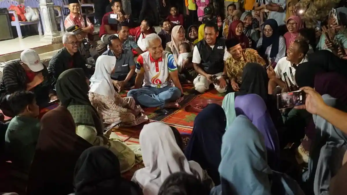 Makan Malam dan Nyanyi Bareng, Kehangatan Ganjar Saat Menginap di Rumah Warga