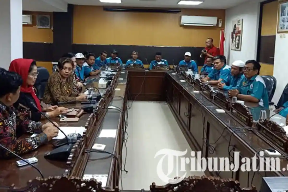 Dua Pekan Solar Langka di Jawa Timur, Sopir Trailer Wadul ke DPRD Jatim