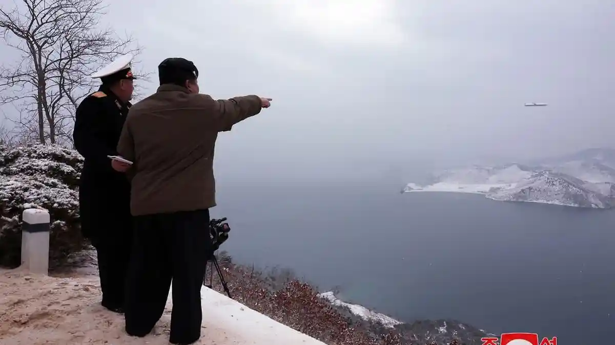 Pemimpin Tertinggi Korea Utara Kim Jong Un Pantau Uji Coba Rudal SLCM