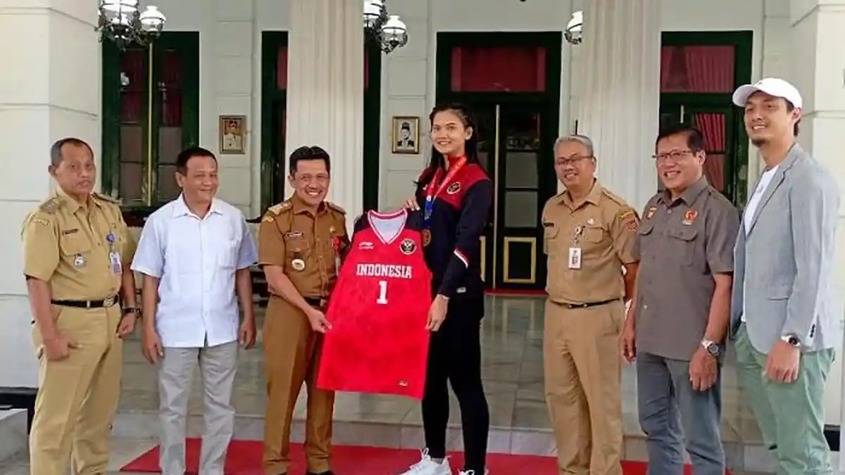 Pulang Kampung, Dyah Lestari Pebasket Wonosobo Peraih Medali Emas SEA Games, Disambut Bupati Afif 