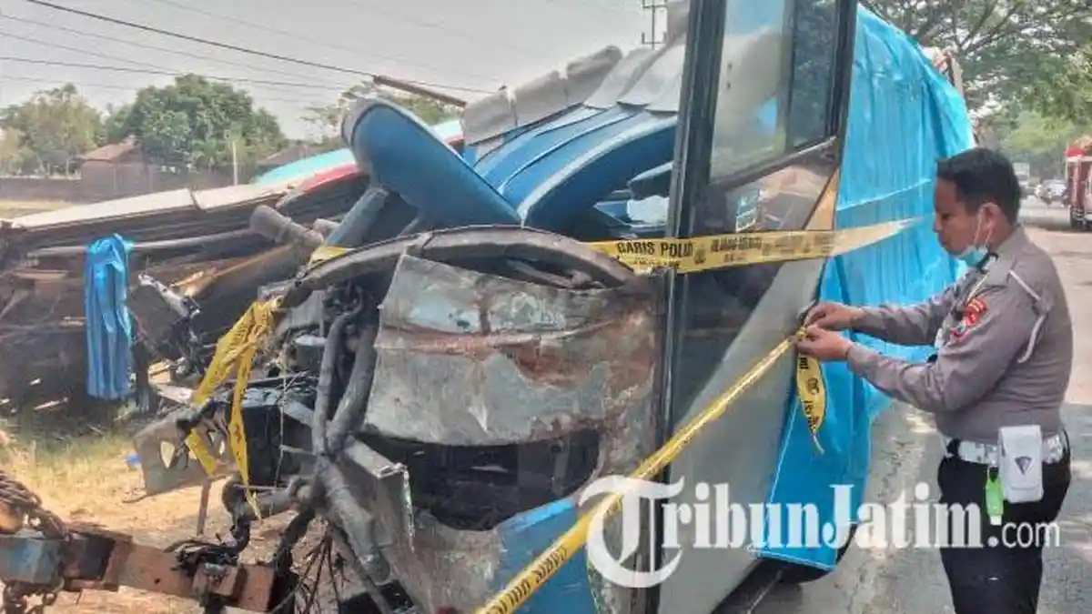 Kesaksian Warga Dengar Suara Keras saat Tabrakan Bus Eka Vs Bus Sugeng Rahayu di Ngawi