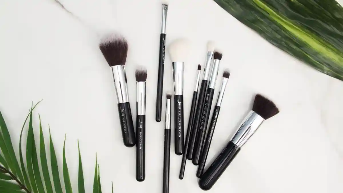 Setiap Berapa Hari Sekali Brush Makeup Harus Dicuci? Begini Saran Ahli