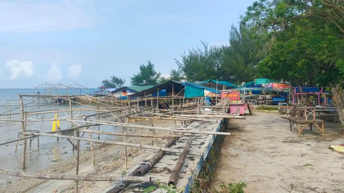Hamparan Pasir Putih Pantai Camplong Dipenuhi Lapak Pedagang, Keindahan Mulai Memudar