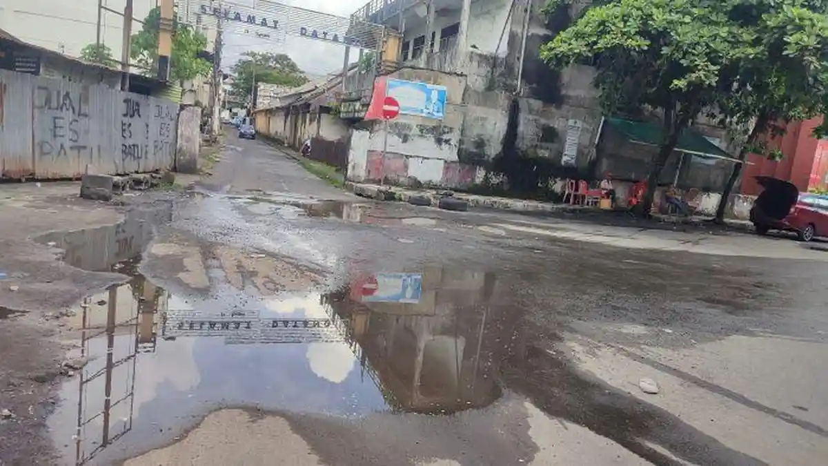 Jalan Berlubang Belakang MultiMart Wenang Manado Dikeluhkan Sopir Mikrolet, Sudah Lama Dibiarkan