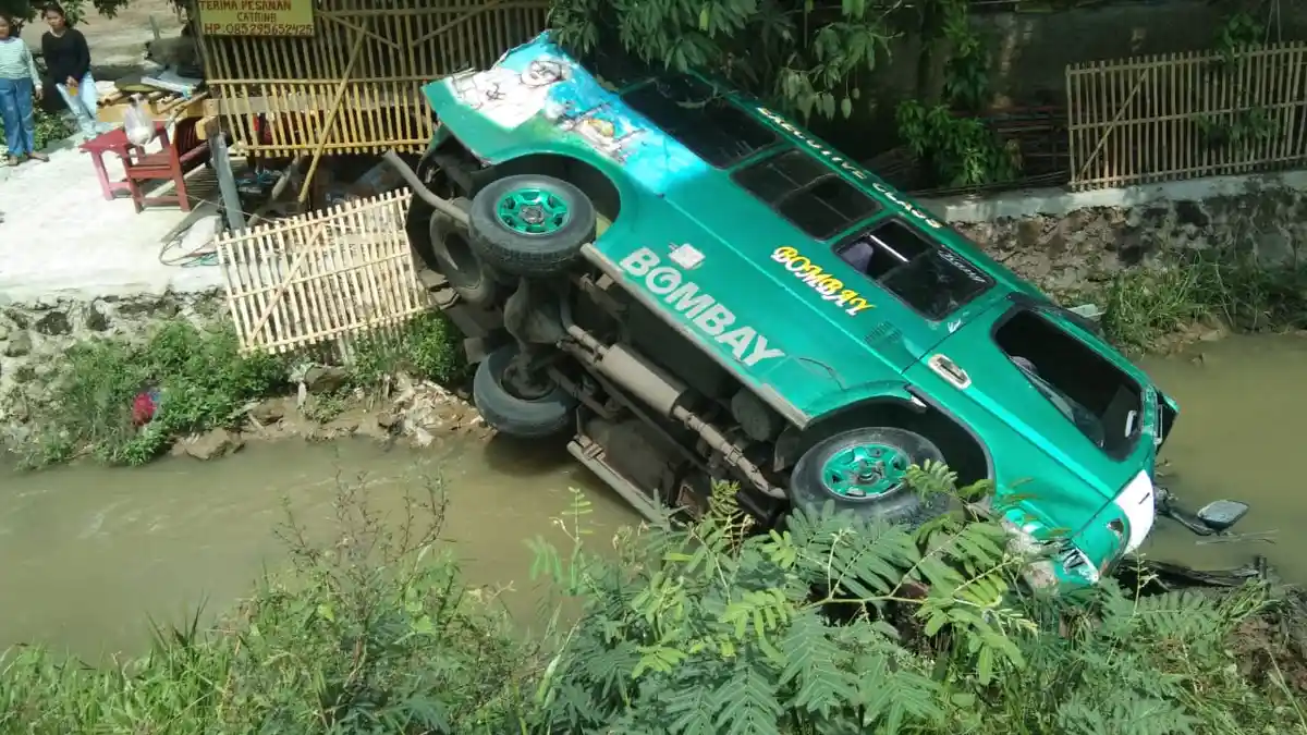 Dihantam Truk, Mobil Elf Terpelanting dan Tercebur ke Sungai Pinggir Jalur Pantura Indramayu